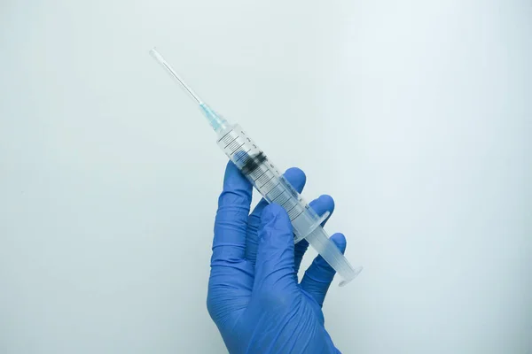 Mužská Ruka Modrých Rukavicích Plastovým Syringem Tekutinou Injekci Izolovanou Bílém — Stock fotografie
