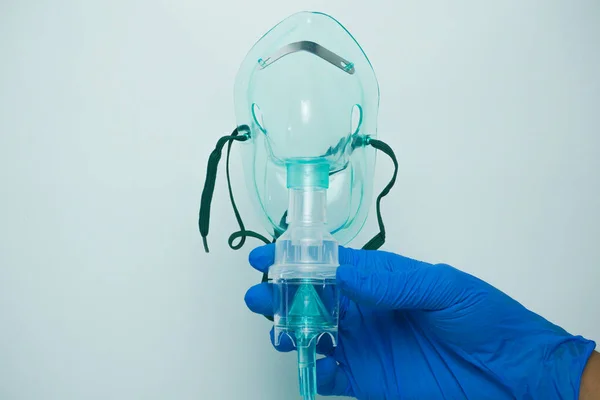 Nebulizer maskesi beyaz arkaplanda izole edildi. Nebulizör maskesi sıvı ilacı buhara dönüştürmek için kullanılan bir maskedir. Böylece hastanın soluması kolaylaşır.