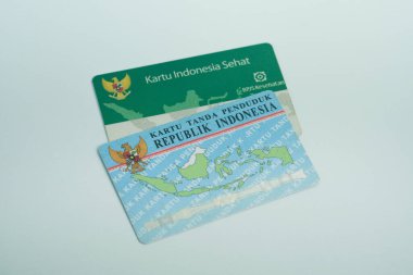 Balikpapan, Endonezya - 10 Mart 2022: Kartu Endonezya Sehat (KIS) veya Endonezya Sağlık Kartı ve Kartu Tanda Penduduk (KTP) veya Endonezya Kimlik Kartı. beyaz üzerine izole