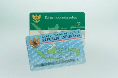 Balikpapan, Endonezya - 10 Mart 2022: Kartu Endonezya Sehat (KIS) veya Endonezya Sağlık Kartı ve Kartu Tanda Penduduk (KTP) veya Endonezya Kimlik Kartı. beyaz üzerine izole