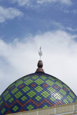İslami cami kubbesinin gökyüzü ile ahengi, kubbenin ayrıntıları.