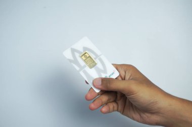 Balikpapan - 09 Eylül 2020: Sertifikalı saf altın külçeli paket Endonezya 'da beyaz arka planda izole bir altın şirketi tarafından üretiliyor.