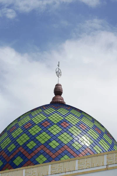 stock image The harmony of the dome of the Islamic mosque with the sky, the details of the dome