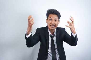 Kızgın, yorgun, huysuz, huysuz genç ofis müdürü ya da sinirli iş adamı kontrolünü kaybediyor ve çığlık çığlığa beyaz arka planda izole edilmiş.