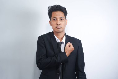 Gururlu genç adam yemin ediyor.