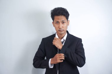 Yakışıklı, çekici, zarif, zarif, kendine güveni tam, zengin, erkeksi, kelepçe takan patronun portresi.