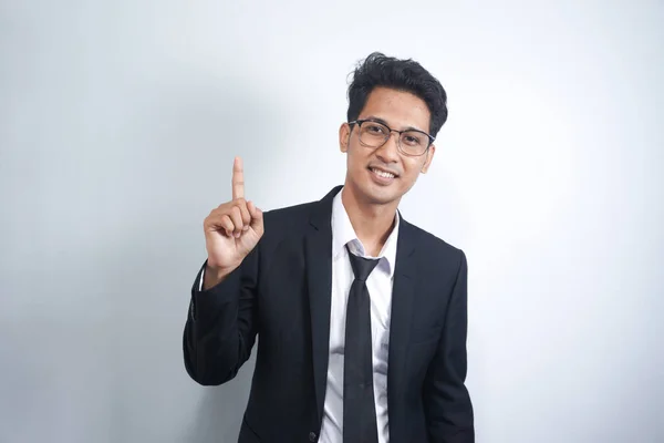 Vonzó Fiatal Ázsiai Férfi Öltönyben Mutat Fel Ujját Elszigetelt Fehér — Stock Fotó