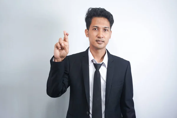 Muda Asia Pria Mengenakan Jas Dengan Jari Menyilangkan — Stok Foto