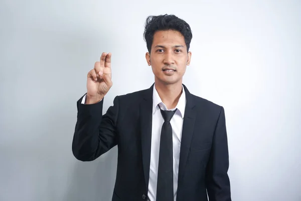Ung Asiatisk Man Bär Kostym Med Två Fingrar — Stockfoto