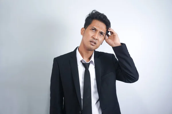 Beyaz Arka Planda Duran Takım Elbiseli Yakışıklı Asyalı Genç Adam — Stok fotoğraf