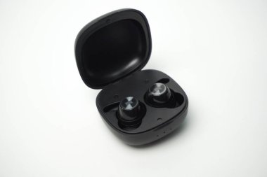 Bluetooth kulaklığı beyaza izole edilmiş.