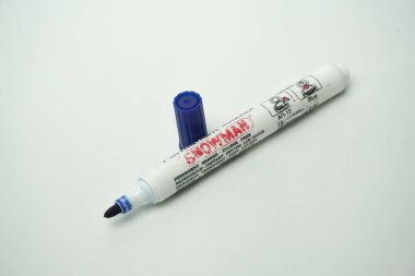 Balikpapan, 2 Temmuz 2022. Beyaztahta mavi işaret beyaz arkaplanda izole edildi