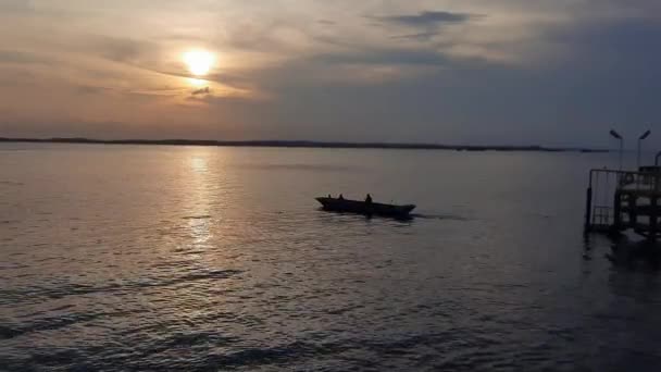 Μια Βάρκα Ηλιοβασίλεμα Στη Θάλασσα Σιλουέτα Του Σκάφους Ηλιοβασίλεμα Ηλιοβασίλεμα — Αρχείο Βίντεο