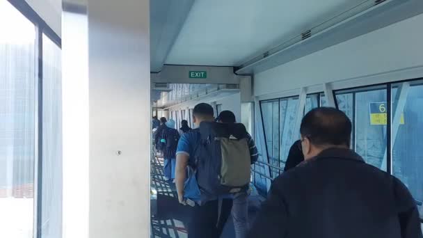 Balikpapan Május Gépet Elhagyó Utasok Áthaladnak Beszállóhídon Ami Egy Híd — Stock videók