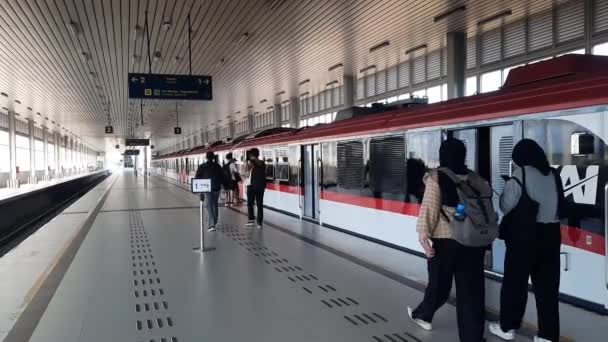 5月1日23分旅客提着行李从日惹国际机场站开往日惹市的列车 — 图库视频影像