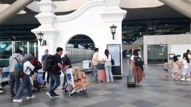 Yogyakarta, Endonezya - 11 Eylül 2022. Yogyakarta Uluslararası Havaalanı 'nın dış görüntüsü. YIA, Kulon Progo 'da yer alan bir havaalanıdır. Uçağa binmek isteyen yolcular.
