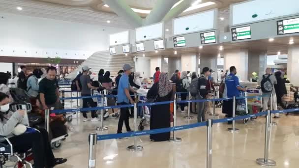 Yogyakarta Lipca 2023 Turyści Stojący Kolejce Terminalu Lotniska Yogyakarta Kolejka — Wideo stockowe