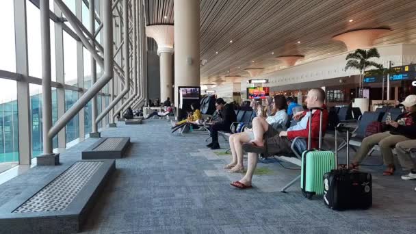 Balikpapan 1Er Juillet Passagers Assis Dans Salle Attente Aéroport — Video