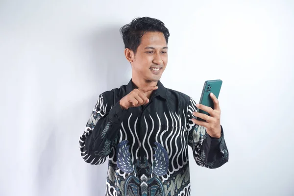 Giovane Asiatico Bello Uomo Indossare Batik Camicia Isolato Sfondo Bianco — Foto Stock
