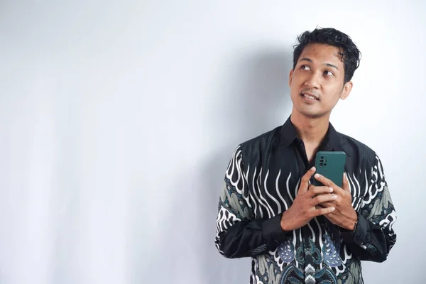 Ung Asiatisk Man Stående Medan Avbildar Något Medan Håller Mobiltelefon — Stockfoto