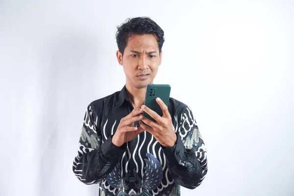 Молодой Азиат Удивленным Выражением Лица Держит Руках Смартфон Печатает Сообщения — стоковое фото