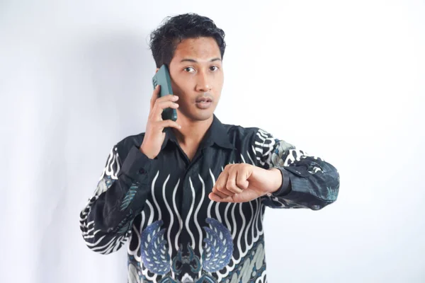 Mannen Tittar Sin Handled Klocka Och Prata Mobiltelefon Medan Pendla — Stockfoto