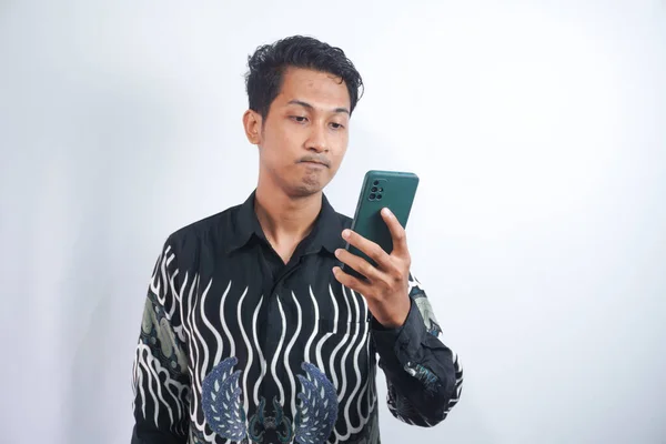Yakışıklı Genç Yetişkin Portresi Rüya Gibi Bakışlı Akıllı Telefonu Tutarken — Stok fotoğraf