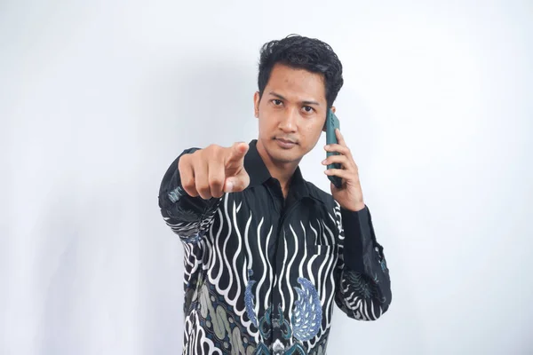Красивий Азіатський Молодий Чоловік Носить Сорочку Батік Телефоні Вказує Камеру — стокове фото
