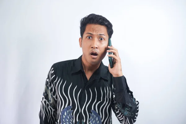 Joven Asiático Hombre Usando Batik Camisa Confundido Teléfono —  Fotos de Stock
