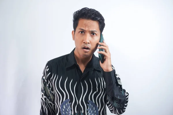Joven Asiático Hombre Usando Batik Camisa Confundido Teléfono —  Fotos de Stock