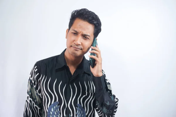 Jovem Asiático Homem Vestindo Batik Camisa Confuso Telefone — Fotografia de Stock
