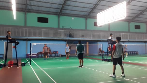 Balikpapan Temmuz 12023 Erkek Çiftler Içeride Badminton Oynuyor Pratik Yapıyor — Stok video