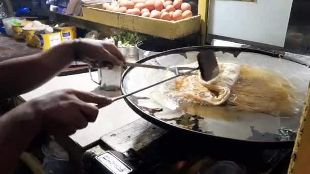 Balikpapan Julio 2023 Proceso Hacer Cocinar Huevo Martabak Huevos Martabak — Vídeo de stock