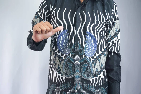 Mężczyzna Koszuli Batik Odosobnionym Tle Wskazując Siebie Palcami Dumną Szczęśliwą — Zdjęcie stockowe