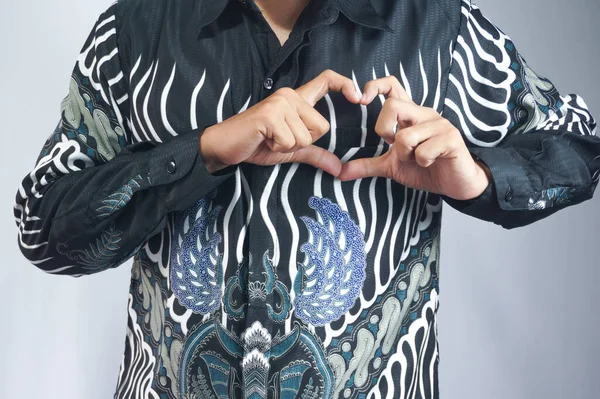 Man Bär Batik Skjorta Gör Hjärta Gest Bröstet — Stockfoto