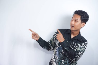 Beyaz arka planda beyaz bir iş adamına karşı genç beyaz bir iş adamı..