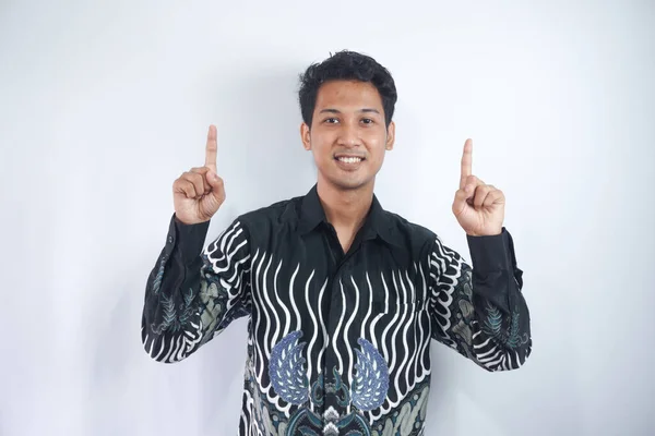 Asiatisk Man Bär Batik Skjorta Lyfta Händerna Upp Visar Promo — Stockfoto
