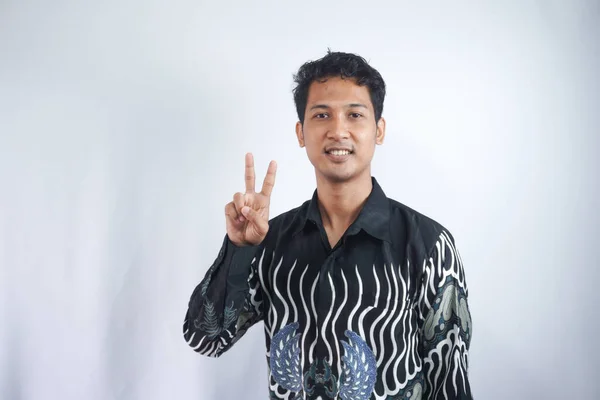 Boldog Elégedett Ember Mutatja Jel Szimbóluma Béke Ujjaival Nézi Kamera — Stock Fotó