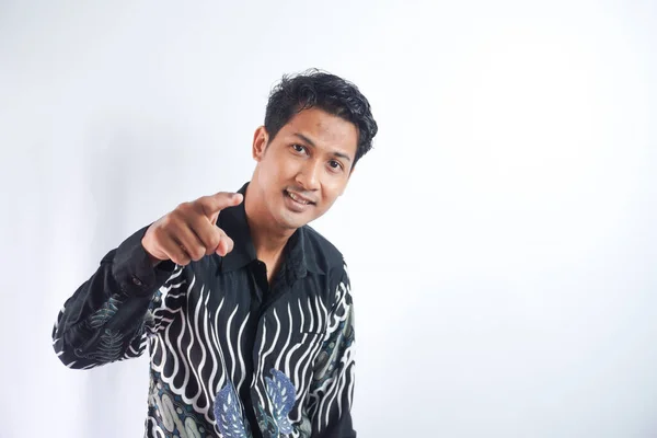 Hej Dig Positiv Asiatisk Man Pekar Finger Kameran Posing Vit — Stockfoto