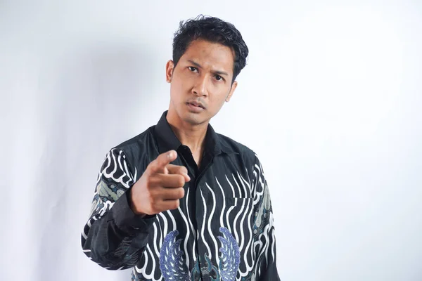 Jonge Knappe Man Draagt Batik Shirt Witte Achtergrond Wijzend Naar — Stockfoto