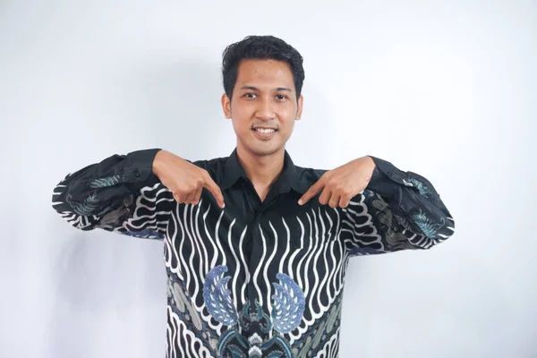 Batik Tişörtlü Genç Asyalı Adam Kendini Beğenmiş Gururlu — Stok fotoğraf