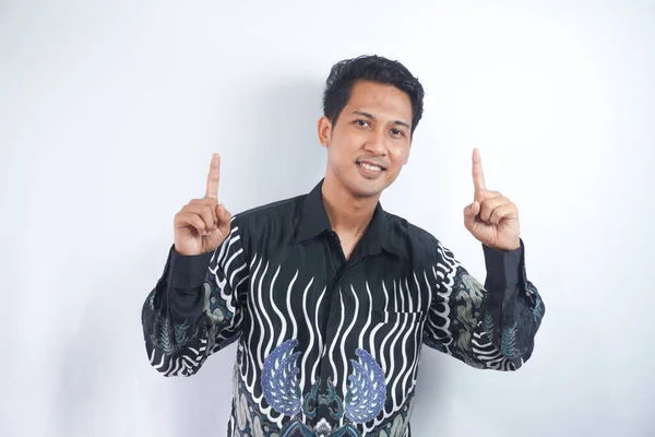 Asijský Muž Nosit Batik Tričko Zvednout Ruce Nahoru Ukazující Promo — Stock fotografie