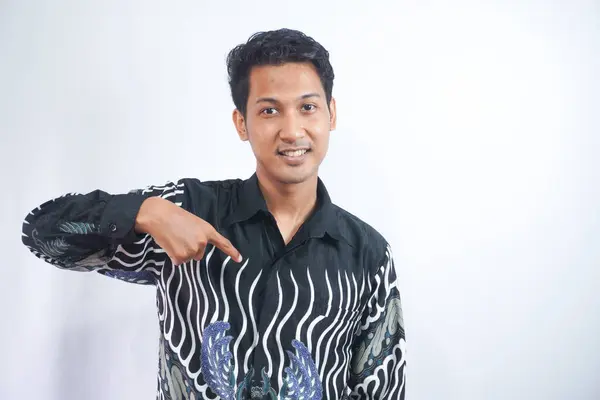 Młody Azjata Koszuli Batik Dumny Zadowolony Miłości Siebie Koncepcja — Zdjęcie stockowe