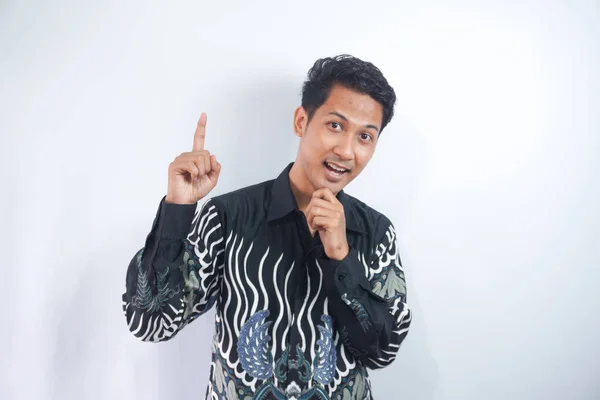 Asiatischer Mann Trägt Batik Hemd Hebt Die Hände Zeigt Promo — Stockfoto