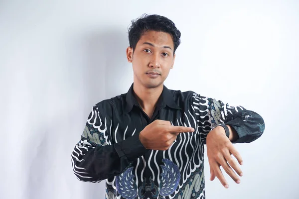 Beau Asiatique Homme Portant Chemise Batik Pressé Pointant Vers Regarder — Photo