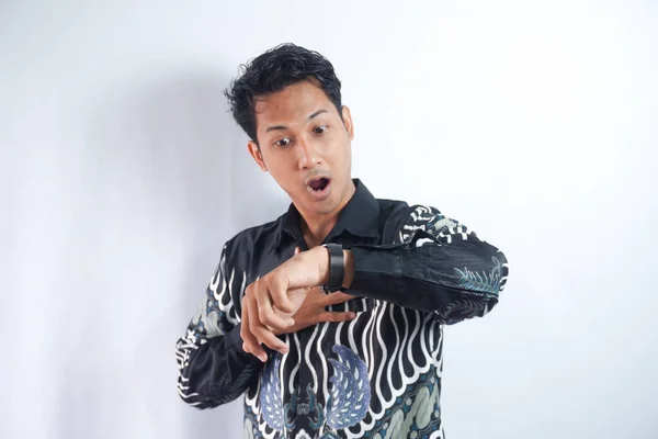 Choqué Homme Asiatique Chemise Batik Regarder Montre — Photo
