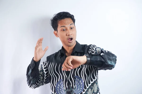 Scioccato Asiatico Uomo Batik Camicia Guardando Orologio — Foto Stock