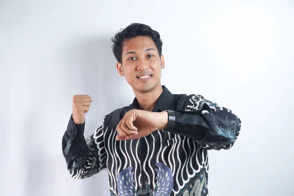 Szczęśliwy Zaskoczony Azjata Który Patrzy Zegarek Zszokowany Azji Człowiek Batik — Zdjęcie stockowe