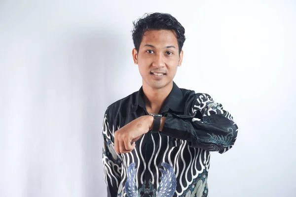 Šťastný Překvapený Asiat Který Dívá Hodinky Šokovaný Asijský Muž Batik — Stock fotografie