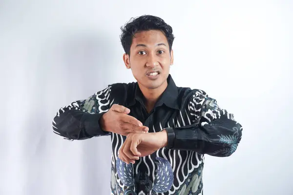 Batik Tişört Giyen Yakışıklı Asyalı Saati Sabırsızlığı Gecikmeyi Izlemek Için — Stok fotoğraf